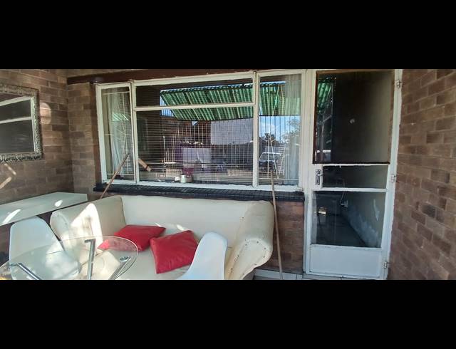 2 BEDROOM FLAT FOR SALE IN VEREENIGING CENTRAL
